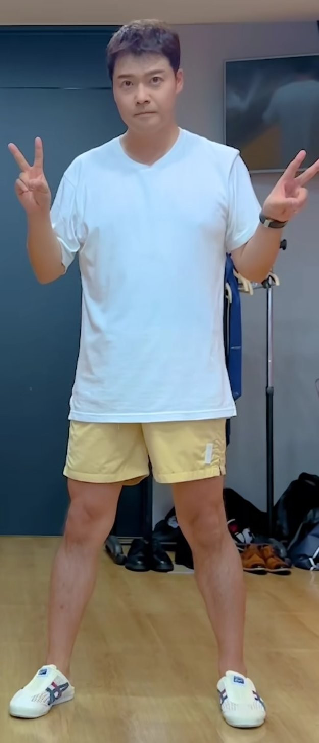 살 많이 뺀 오늘자 전현무