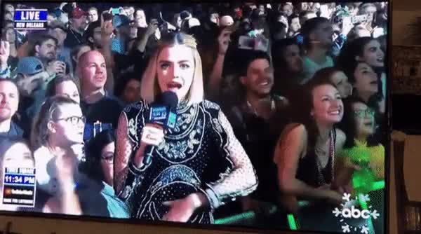 생방송 중 뭔가 수상한 커플